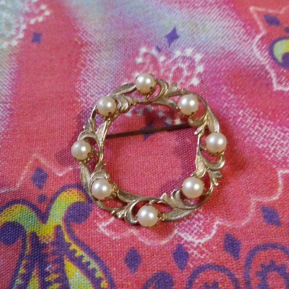 Simple Gold & Pearl Pin - Picture 2 of 4